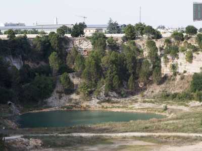 Ci� che si vede dall�alto � una vasta superficie pianeggiante che introduce a una mezzaluna rocciosa ai cui piedi si trova il nostro lago